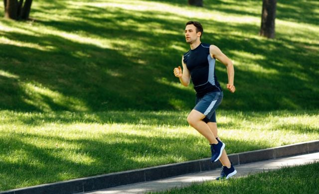Hombre corriendo por el parque