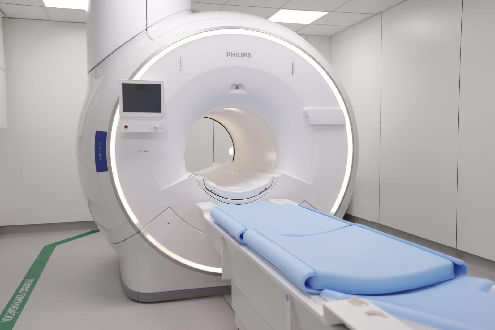 El diagnóstico por imagen es uno de sus pilares fundamentales, con una dotación que incluye TAC, resonancia magnética (RM), radiología con telemando y ecografía.