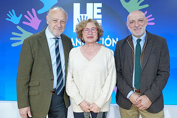 José María Pino; María Teresa Marín Rubio, directora General de Humanización y Atención Sociosanitaria de la Consejería de Sanidad de Castilla-La Mancha; y Rodrigo Gutiérrez, jefe de Servicio de programas de humanización de la Consejería.