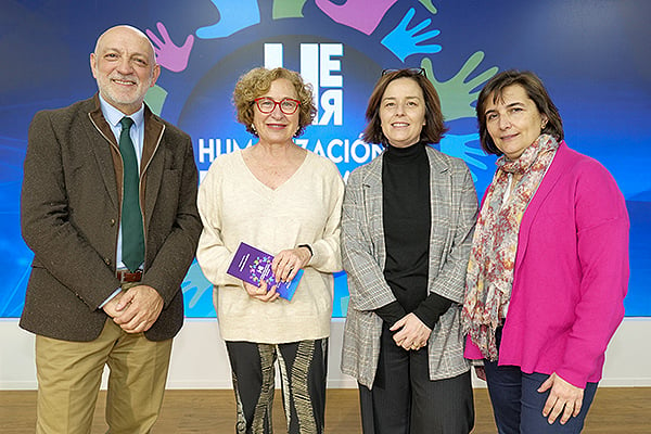 Rodrigo Gutiérrez; María Teresa Marín Rubio; Almudena Jerez Plaza, coordinadora de Humanización de la Consejería de Sanidad de Castilla-La Mancha; y Emma Corraliza, jefa de Sección Médica y responsable de Enfermedades Raras de la Consejería de Sanidad de Castilla-La Mancha.