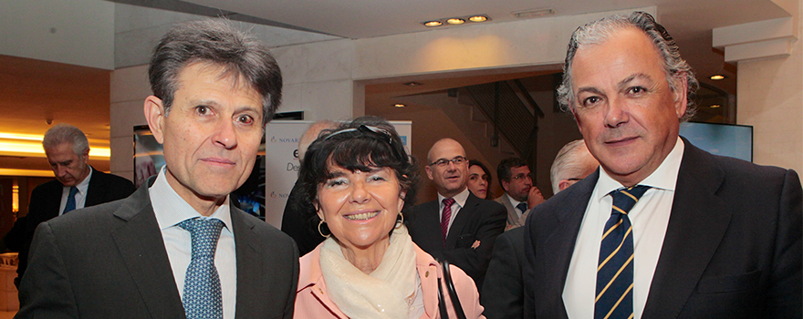 Humberto Arnés. director general de Farmaindustria, Regina Revilla y Ángel Luis Rodríguez de la Cuerda