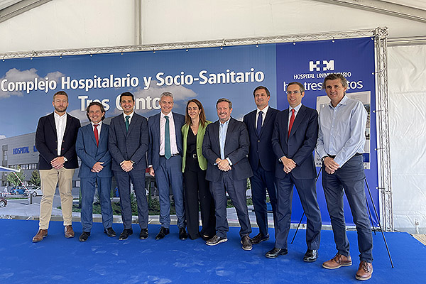 Foto de familia de miembros y trabajadores de HM Hospitales.