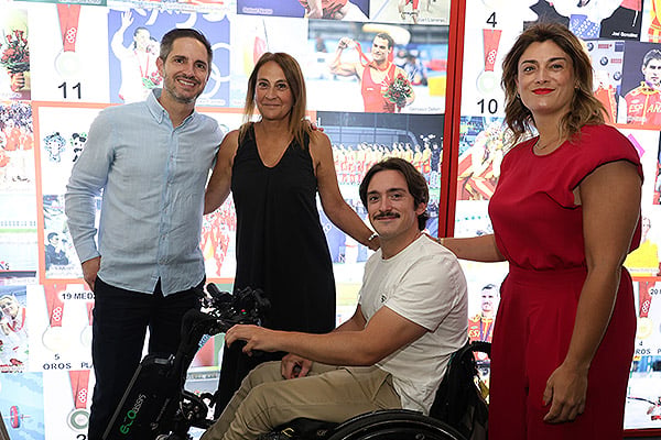 Mario Pérez, responsable de la Fundación Sanitas junto a Carmen Liñán, Manuel Martínez y Susana Gaitán, representantes del Comité Paralímpico.