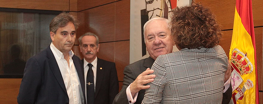 La ministra Dolors Montserrat saluda al presidente del Consejo General de Enfermería, Florentino Pérez Raya, y a Manuel Cascos, presidente de Satse.