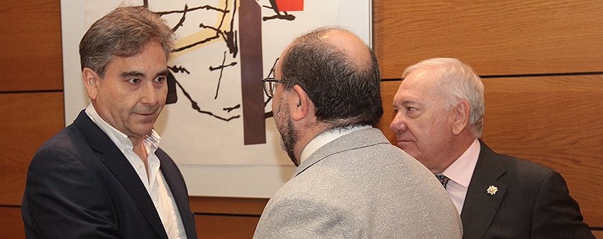 Manuel Cascos y Florentino Pérez Raya charlan con Carlos Moreno, director general de Ordenación Profesional.