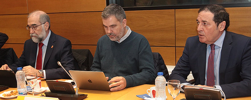 Fernando Domínguez, consejero de Salud de Navarra; Carlos Villafafila, subdirector de Cuidados Asistenciales de Baleares; y Antonio María Sáez Aguado, consejero de Sanidad de Castilla y León.