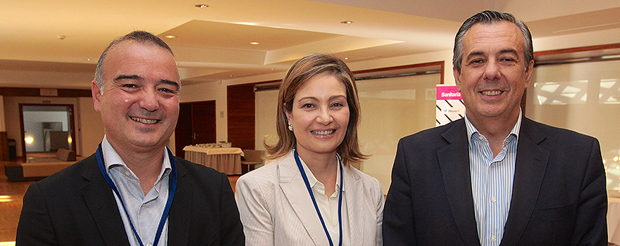 David Asín e Inmaculada Ramos, ambos de Linde, y Francisco Merino, gerente de Asistencia Hospitalaria del Sermas.