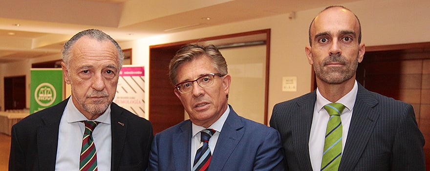 José María Pino, Rafael López Iglesias y Ricardo López, director general de Sanitaria 2000.