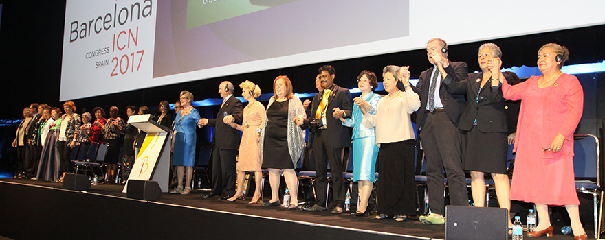 Imagen del cierre del Congreso con los asistentes cantando 'We shall overcome'.