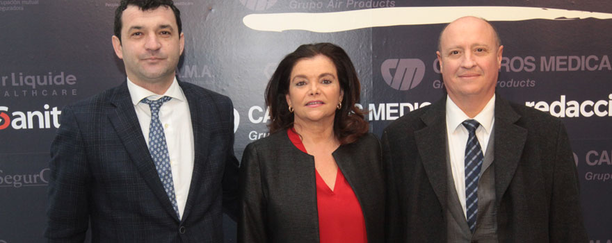 Álvaro Basilio, asesor presidente y director de Comunicación y Marketing de AMA Seguros; Carmen Peña, presidenta de la Federación Internacional de Farmacéuticos; y Jesús Segura, director técnico y coordinador de AMA Vida.