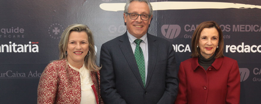 Eloína Núñez Masid, gerente de la Gerencia de Gestión Integrada de Santiago de Compostela; Tomás Toranzo, y María Luz Couce Pico, directora de la Unidad de Diagnóstico y Tratamiento de Enfermedades Congénitas del Hospital Clínico de Santiago de Compostela.