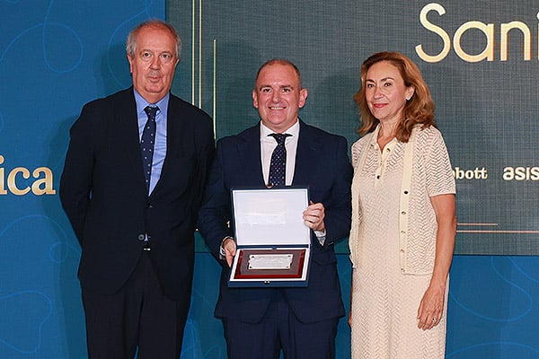 María Martín, consejera de Salud de La Rioja; y Luis Mayero, consejero de Asisa-Lavinia y Delegado en Madrid; entregan el premio a Alfredo José Silva, director General de Asistencia Sanitaria del Servicio Gallego de Salud.