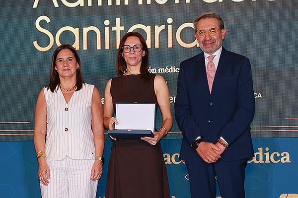 Jesús Fernández Sanz, consejero de Sanidad de Castilla-La Mancha; y Ana Van Koningsloo, patient Engagement & Communication Head de Biogen Iberia; entregan el premio a Elena Gras, directora General de Farmacia de la Consellería de Sanidad de la Generalitat Valenciana.