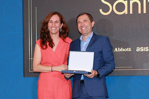 Mónica García, ministra de Sanidad; entrega el premio a Juan Fernando Muñoz, secretario General de Salud Digital, Información e Innovación en el Sistema Nacional de Salud del Ministerio de Sanidad.
