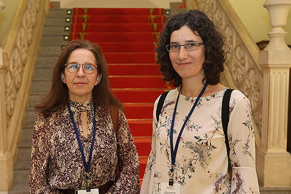 Saioa Domingo, jefa de Sección de Farmacia del Hospital Alto Deba (Guipúzcoa) y Coordinadora del Libro Verde de la Farmacia Hospitalaria (SEFH); y Teresa Criado, jefa de Servicio de Farmacia Hospitalaria del Compejo Asistencial de Segovia.