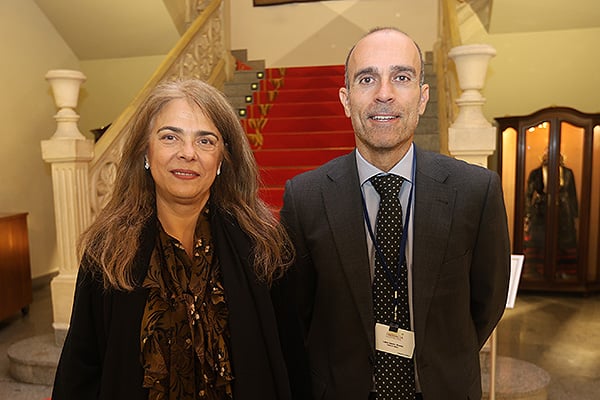 María del Carmen Encinas, directora General de Planificación, Ordenación e Inspección Sanitaria y Farmacia de la Consejería de Sanidad de Castilla-La Mancha; y Ricardo López, director General de Sanitaria 2000 – Empresa editora de Redacción Médica.