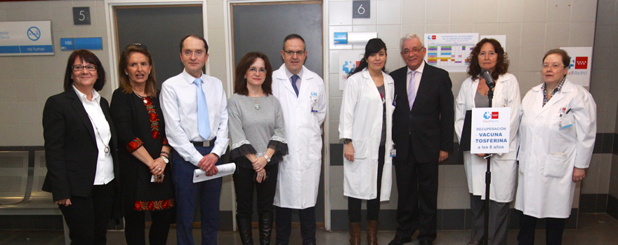 El consejero de Sanidad, Jesús Sánchez Martos, acompañado por los profesionales sanitarios del centro de Salud de Goya. 