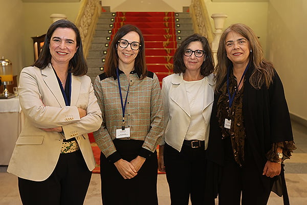 Cecilia Martínez Fernández-Llamazares, presidenta de la Sociedad Española de Farmacia Hospitalaria (SEFH); Elena Gras, Directora General de Farmacia de la Consellería de Sanidad de la Comunidad Valenciana; María José Calvo, subdirectora de Farmacia y Productos Sanitarios del Servicio Madrileño de Salud; y María del Carmen Encinas.