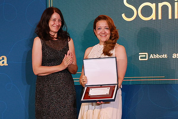 Mamen Vázquez, CEO de Redacción Médica; entrega el premio a Fátima Matute, consejera de Sanidad de la Comunidad de Madrid.