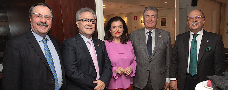 Luis Cáceres, presidente del Consejo Andaluz de Dentistas; Francisco Mulet, vicepresidente de AMA; Carmen Peña; Alberto García, vicesecretario de AMA; Pedro Hidalgo; presidente del Colegio de Médicos de Badajoz. 