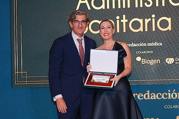 Juan Abarca Cidón, presidente de Redacción Médica; entrega el premio a María Guardiola Martín. Presidenta de la Junta de Extremadura.