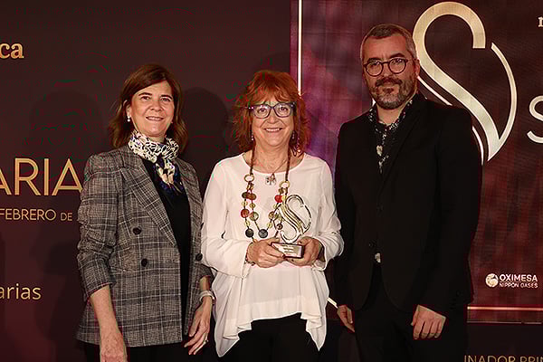 Lourdes Martínez-Berganza Asensio, vicepresidenta de la Sociedad Española de Médicos de Atención Primaria, y Javier Padilla, secretario de Estado del Ministerio de Sanidad, entregan el premio a Rosa Magallón Botaya, primera Catedrática de Medicina de Familia en España (Universidad de Zaragoza).