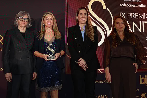 Sonia García de San José, directora Gerente del Hospital General Gregorio Marañón de Madrid; María Torres, presidenta de la Asociación Española de Fisioterapeutas en Salud de la Mujer y Salud Pélvica (AEF-SAMU); Raquel Murillo, directora General de AMA (Agrupación Mutual Aseguradora); entregan el premio a Vanessa Paredes, primera Catedrática de Ortodoncia en España (Universidad de Valencia).