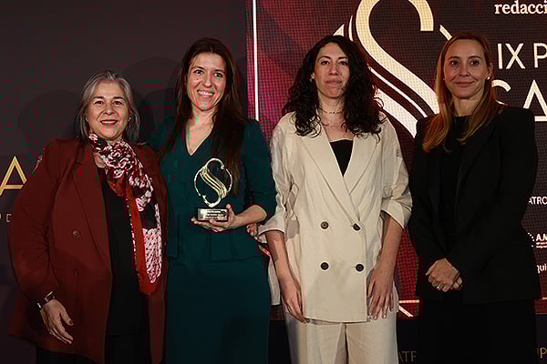 Sandra Martín,jefa de la Sección de Social Media de Redacción Médica; Rosa María Redondo,tesorera del Consejo General de la Psicología de España (COP); y Sara Montero, Managing Director de Lundbeck Iberia; entregan el premio a Timanfaya Hernández, primera Decana del Colegio Oficial de Psicología de Madrid.