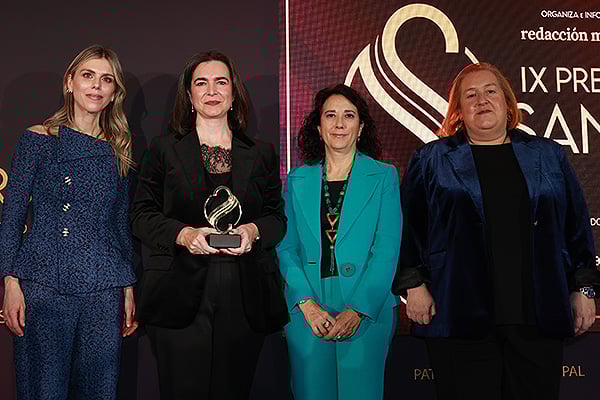 Marta Galipienzo, cicepresidenta del Consejo General de Colegios Oficiales de Farmacéuticos (Cgcof); María Luz Parra, secretaria General de la Sociedad Española de Radiología Médica (Seram); y Manuela Villena, directora de Relaciones Institucionales de Bidafarma; entregan el premio a Cecilia Martínez Fernández-Llamazares. Presidenta de la Sociedad Española de Farmacia Hospitalaria (SEFH) y Jefa del Servicio de Farmacia del Hospital Niño Jesús (Madrid).