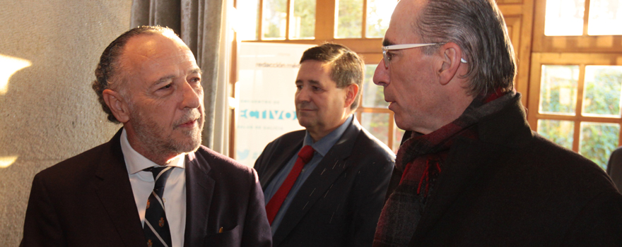 José María Pino conversa con Jesús Vázquez Almuiña; al fondo, Joaquín Estévez.