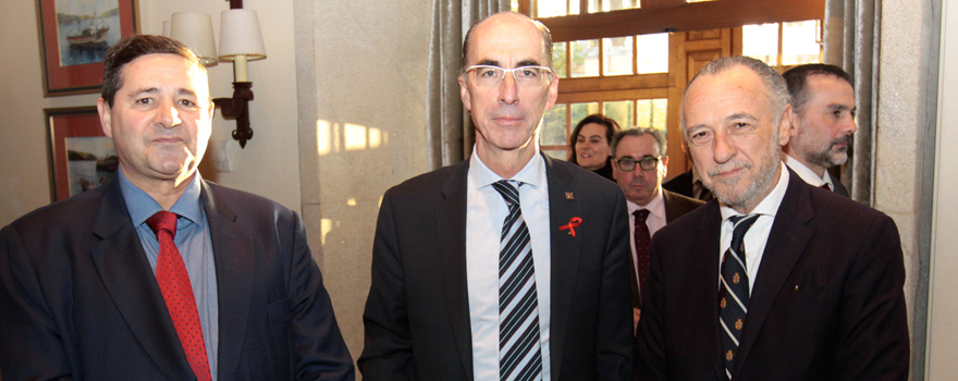 Joaquín Estévez, presidente de Sedisa; Jesús Vázquez Almuiña, conselleiro de Sanidade de la Xunta de Galicia, y José María Pino, presidente de Sanitaria 2000.