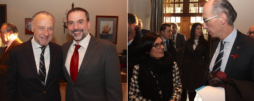 José María Pino con Jorge Aboal, director general de Asistencia Sanitaria del Sergas. A la derecha, Vázquez Almuiña conversa con Celia Saiz, directora de RRHH de la EOXI de Santiago.