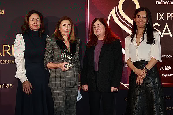 Celia Gómez, directora de la Fundación para la Investigación y la Innovación Biosanitaria del Principado de Asturias (Finba); Marina Varela, secretaria General de la Sociedad Española de Anestesiología, Reanimación y Terapéutica del Dolor (Sedar); y Carolina Arroyo, directora Market Access y Relaciones Institucionales Oximesa NG Homecare; entregan el premio a Sagrario de la Azuela, directora Gerente del Complejo Hospitalario de Toledo.