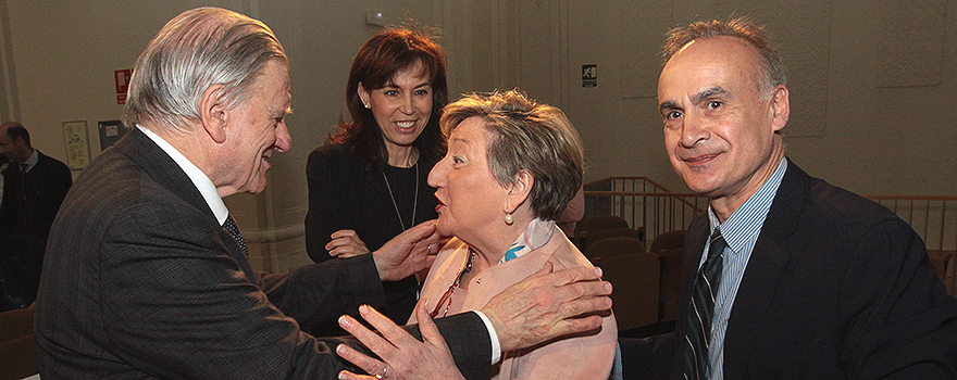 Valentín Fuster saluda a Ana Lluch, jefa de Servicio de Hermatología y Oncología Médica del Hospital Clínico Universitario de Valencia, bajo la mirada de Pilar Garrido y Jesús Fernández Crespo.