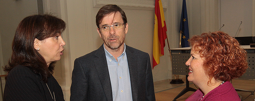 Pilar Garrido, José Ramón Arribas y Belén Bornstein conversan antes de empezar la mesa redonda: Los investigadores clínicos en la práctica clínica.