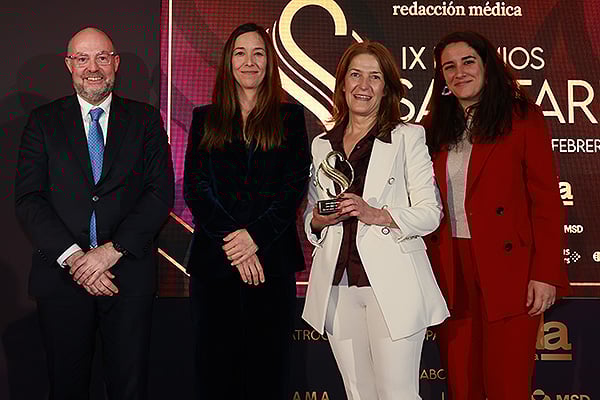 Alberto Jara, director Gerente del Servicio de Salud de Castilla-La Mancha; Carmen Ansótegui, directora de Relaciones Institucionales y Comunicación de la Federación Española de Empresas de Tecnología Sanitaria (Fenin); y Mariana Alemão, directora de Recursos Humanos Sur de Europa de Siemens Healthineers; entregan el premio a Isabel Muñoz Machín. Directora General del Instituto Nacional de Gestión Sanitaria (Ingesa).