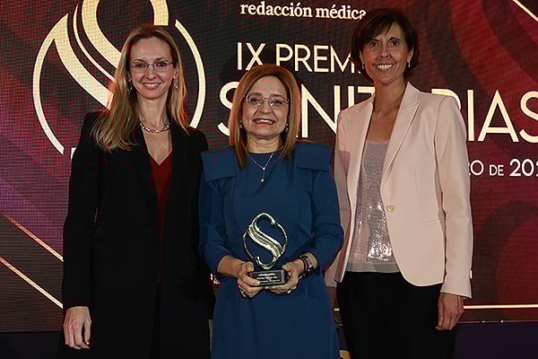 Laura Gutiérrez Barreno. Viceconsejera de Sanidad de la Comunidad de Madrid; y Myriam Jiménez, executive Director Business Strategy & Operations de MSD; entregan el premio a Montserrat Chimeno, presidenta de la Sociedad Española de Medicina Interna (SEMI) y Gerente de Asistencia Sanitaria de Zamora.