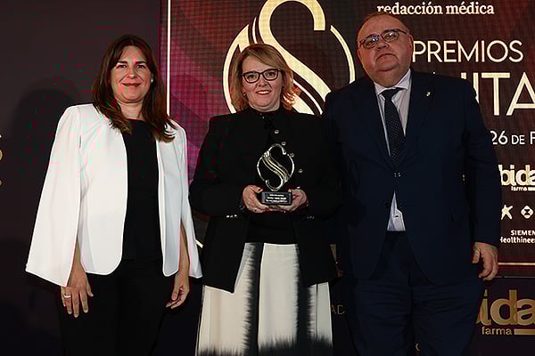 Alejandro Vázquez, consejero de Sanidad de Castilla y León; y Goretti Hidalgo, head of Corporate Communications, Shared Value & Sustainability Chiesi España & Portugal; entregan el premio a Almudena Quintana, Directora General Asistencial del Servicio Madrileño de Salud (Sermas).