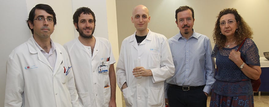 Alejandro Santiago, farmacéutico del Clínico San Carlos; Carlos Aguado, adjunto del Servicio de Oncología Médica; José Alberto Peña, del Servicio de Farmacia; Alberto Conde, de Dermatología del Clínico, y Eva Fernández, dermatóloga del Hospital de Leganés.