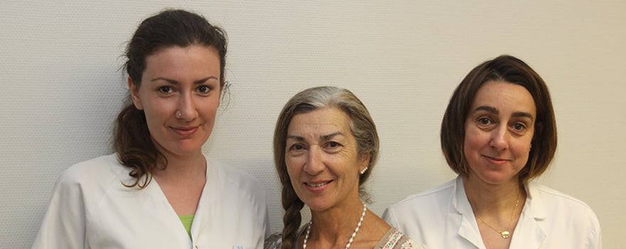 Lorena Martín, estudiante de doctorado del laboratorio de Oncología; Concha Vila, enfermera del Servicio de Oncología, y Pilar Garre, investigadora del laboratorio de Oncología del Clínico.