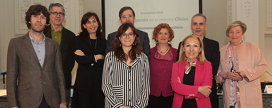 Participantes de la mesa redonda 'Los investigadores clínicos en la práctica clínica', posan ante las cámaras antes de comenzar.