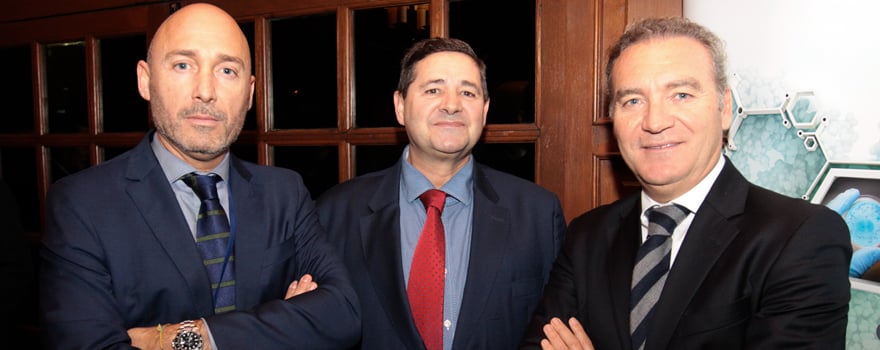 Juan Carlos Alcolea, sales manager de Fresenius; Joaquín Estévez, presidente de Sedisa, y Julio de la Rosa, director de Relaciones Institucionales y Market Access de Air Liquide.