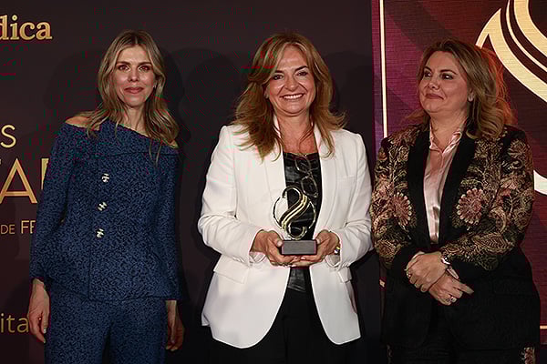 Herminia Rodríguez, presidenta de la Alianza de la Sanidad Privada Española (ASPE); y Manuela Villena, directora de Relaciones Institucionales de Bidafarma; entregan el premio a Esther María Monzón Monzón. Consejera de Sanidad de Canarias.