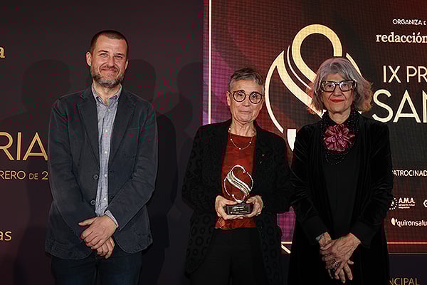 Miguel Ángel Máñez, director General de Ordenación Profesional del Ministerio de Sanidad; y Candela Calle, vicepresidenta Segunda de la Sociedad Española de Directivos de la Salud (Sedisa); entregan el premio a Olga Pané Mena, consellera de Salut de Catalunya.