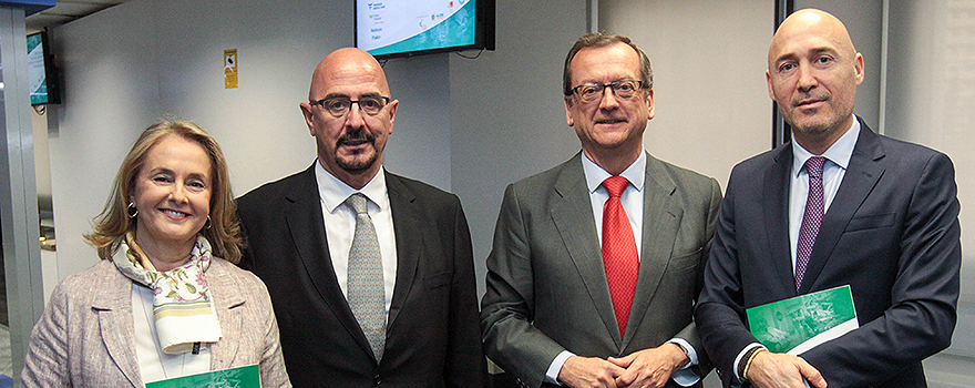 Margarita Alfonsel, secretaria general de Fenin; César Pascual, director general de Asistencia Sanitaria del Sermas; Jaime del Barrio, senior advisor de Healthcare & Life en EY, y Juan Carlos Alcolea.