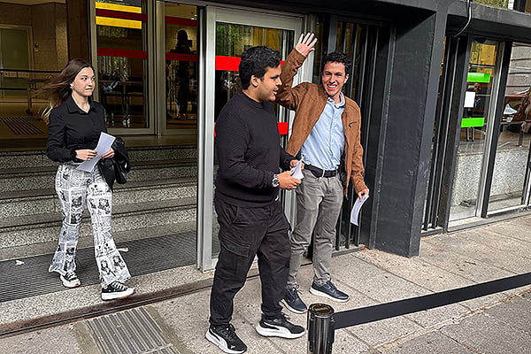 Los primeros MIR salen del Ministerio de Sanidad al elegir su plaza.