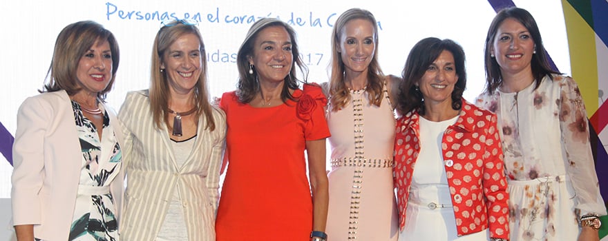 Ana Polanco, Cristina Soler, Carmen Vela y Sandra Ibarra junto a otras miembros de la Fundación Merck
