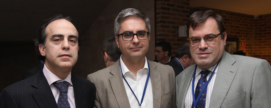 William Santos, jefe del Servicio de Mantenimiento del Complejo Asistencial de Segovia; Jorge Amutio, responsable de Sanidad e Industria de Gerflor; y Juan Forniés, director técnico de la misma compañía.