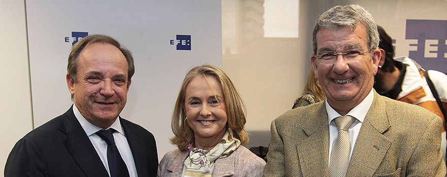 Javier Castrodeza, secretario general de Sanidad; Margarita Alfonsel, secretaria general de Fenin, y Francisco de Paula, vicepresidente del Consejo Asesor de Sanidad.