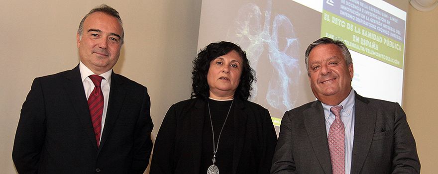 David Asín, Nuria Fernández de Cano Martín y Julio Ancochea posan antes de empezar la inaugurción del acto.